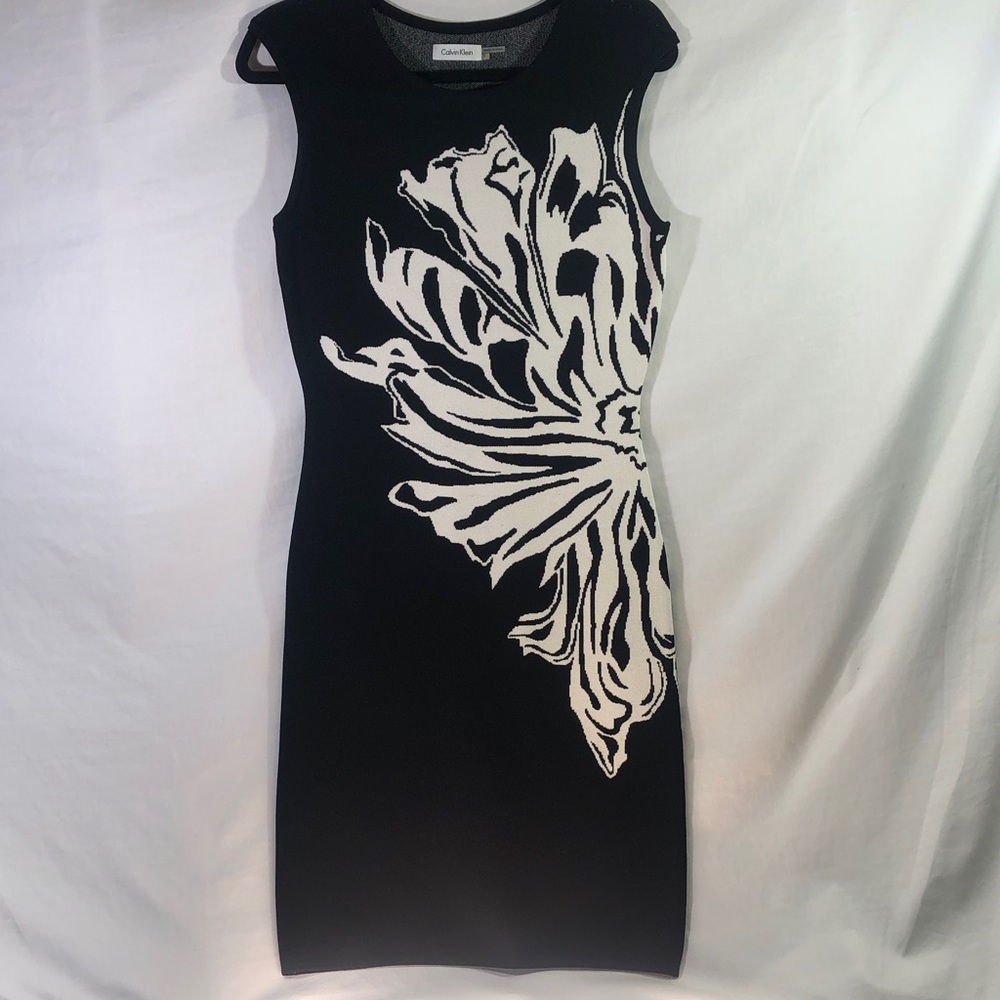 Calvin Klein NWOT White Floral on Black Knit Dress, Size Small